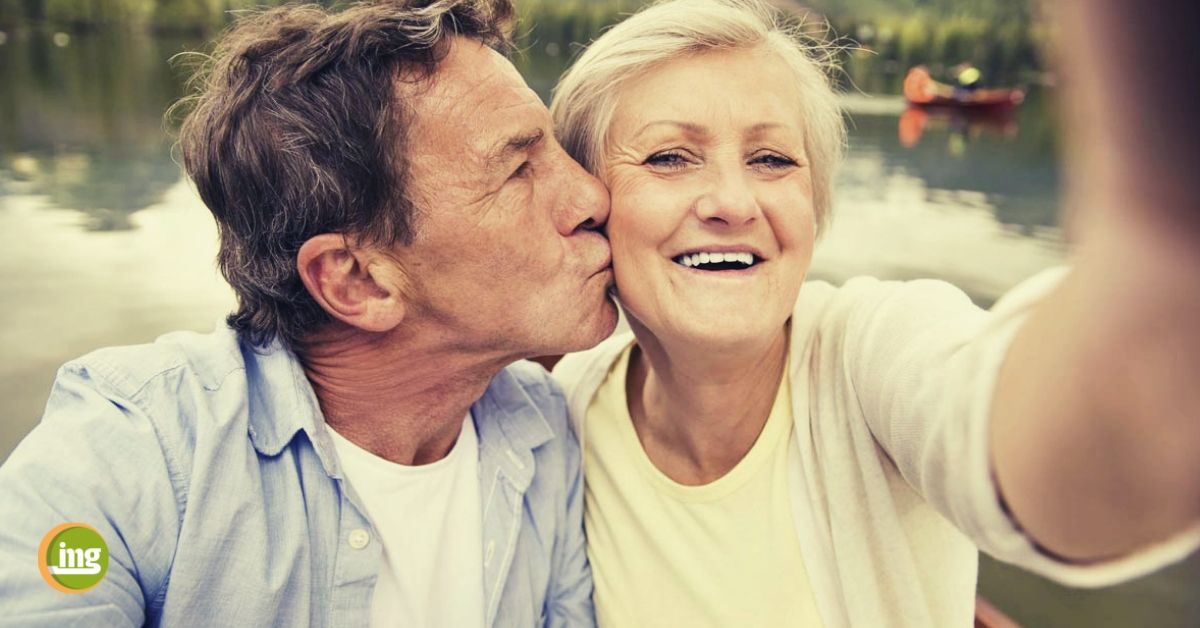Älteres Paar ist glücklich über gesunde Implantate dank Prophylaxe beim Zahnarzt.
