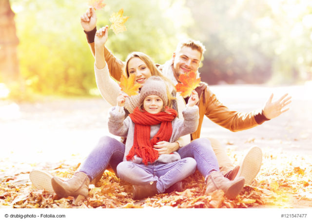 Familie im Herbst aktive für das Immunsystem und die Gesundheit