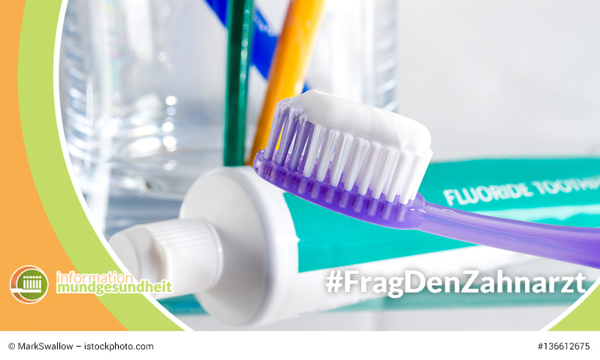 fluoride gegen karies -zahnbürsten mit zahnpasta und zahnpastatuben