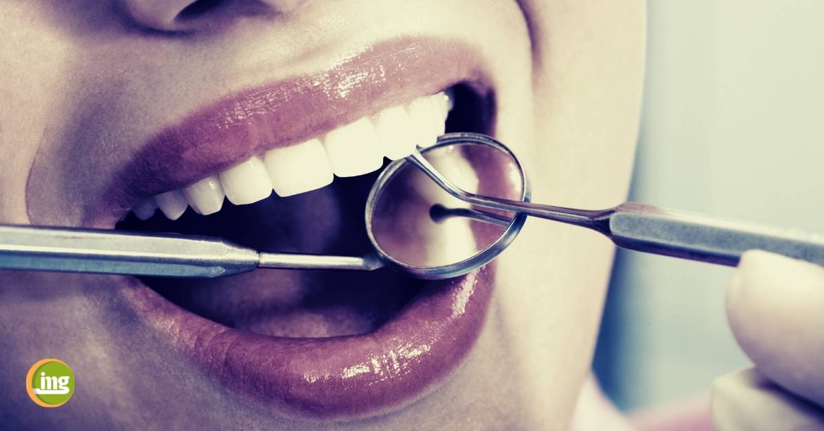 Zahnarzt kontrolliert Zähne und Zahnfleisch mit Sonde und Spiegel. Information Mundgesundheit berichtet über Zahnfleischtaschen.
