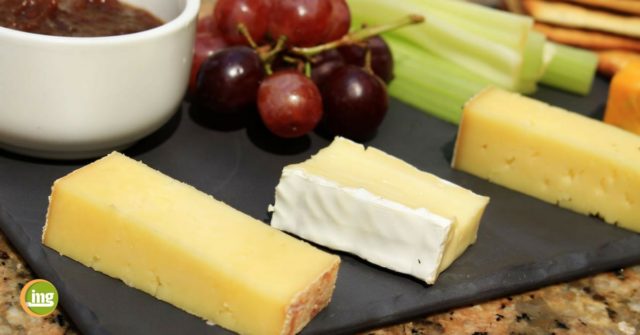 käse und weintrauben als zahnschutz