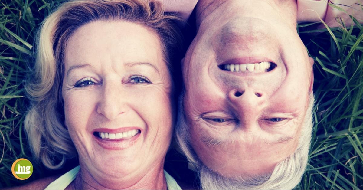 Älteres Paar lacht mit schönen Zähnen zum Welt-Osteoporose-tag