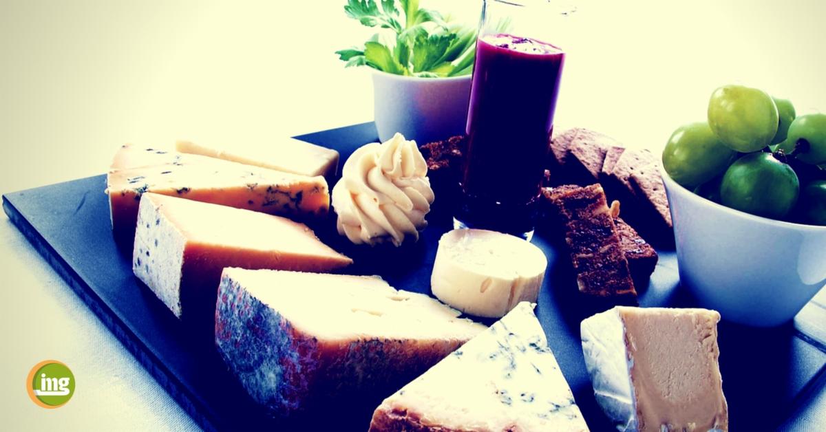 Käse enthält Proteine, Fett und Mineralien, die unsere Zähne schützen können. Laut einiger Studien wirken bestimmte Inhaltsstoffe gegen die Kariesbakterien.