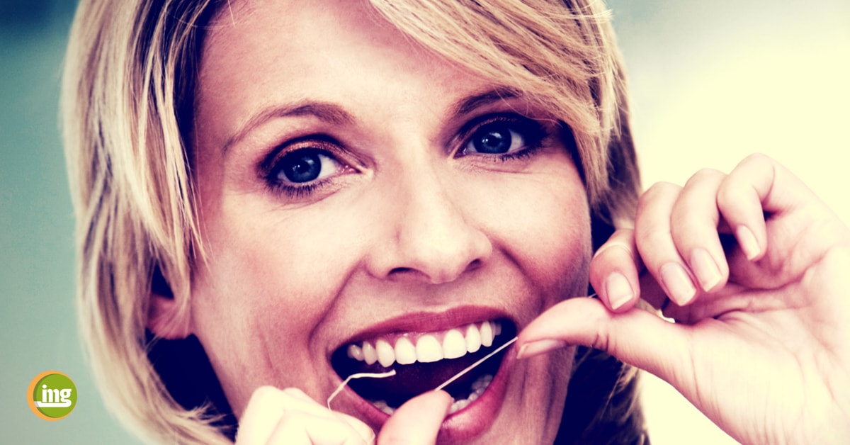 Frau benutzt Zahnseide. Information Mundgesundheit informiert zur Reinigung der Zahnzwischenräume.