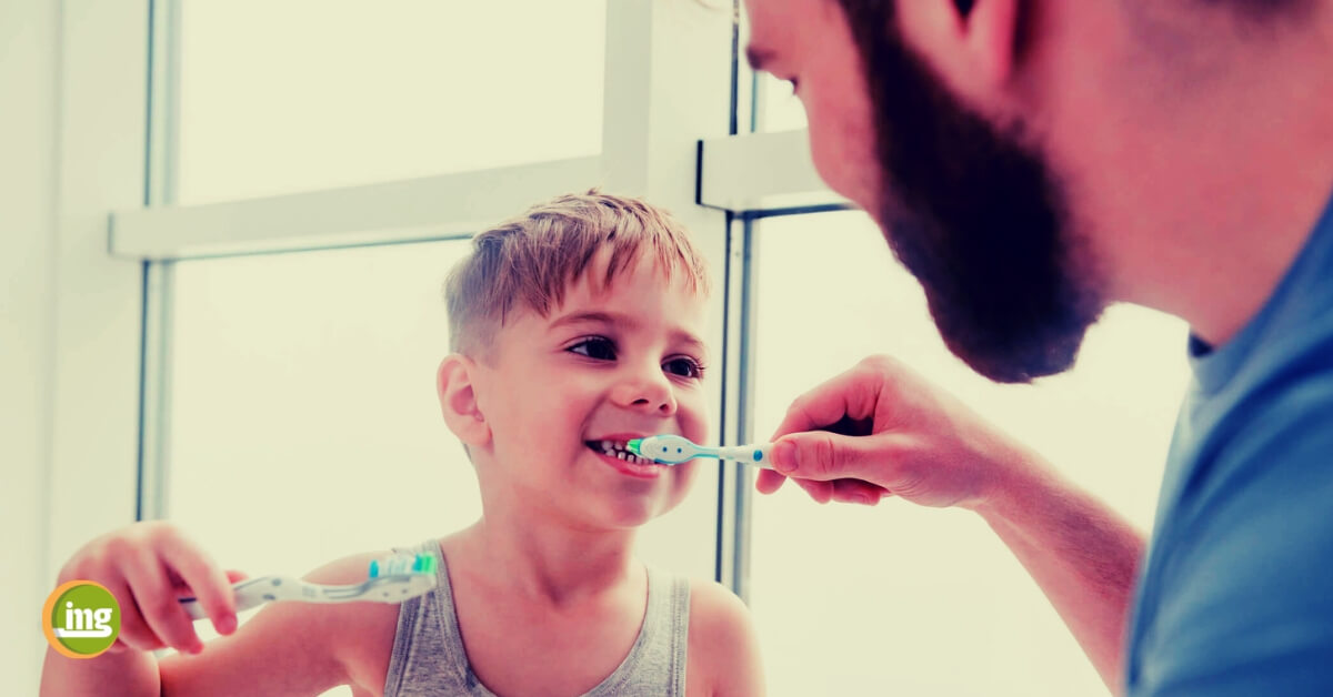 Vater und Sohn putzen sich die Zähne. Information Mundgesundheit fragt, wie nachhaltig Zahnbürsten sind