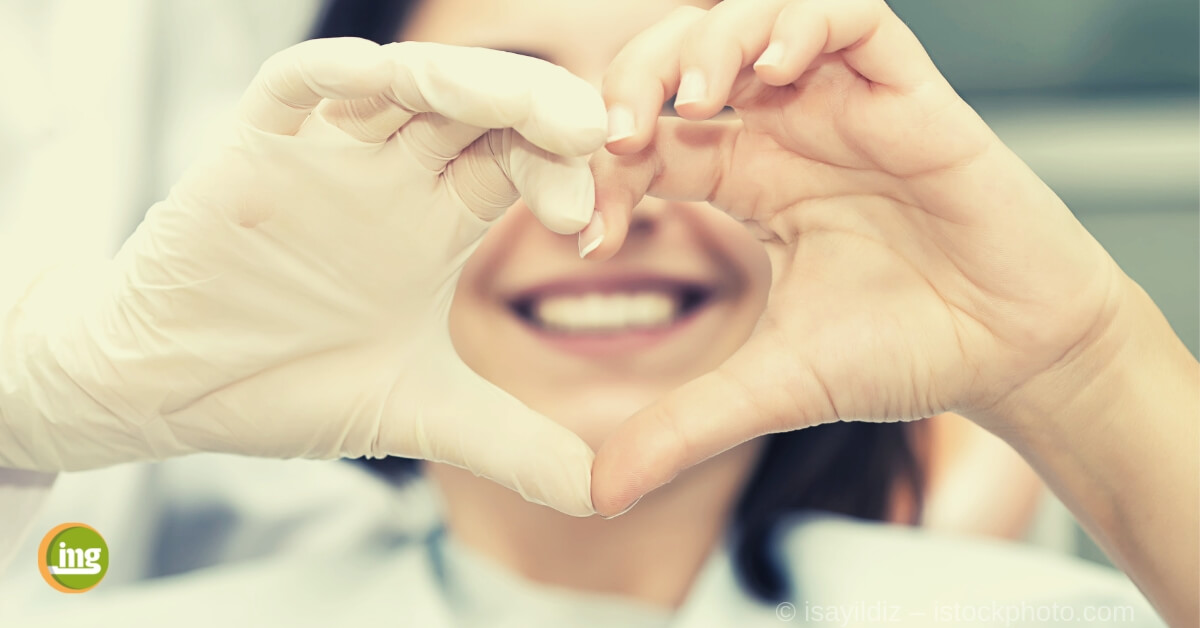 Zum Valentinstag 2019 formen ein Zahnarzt und ein Patient mit den Händen ein Herz.