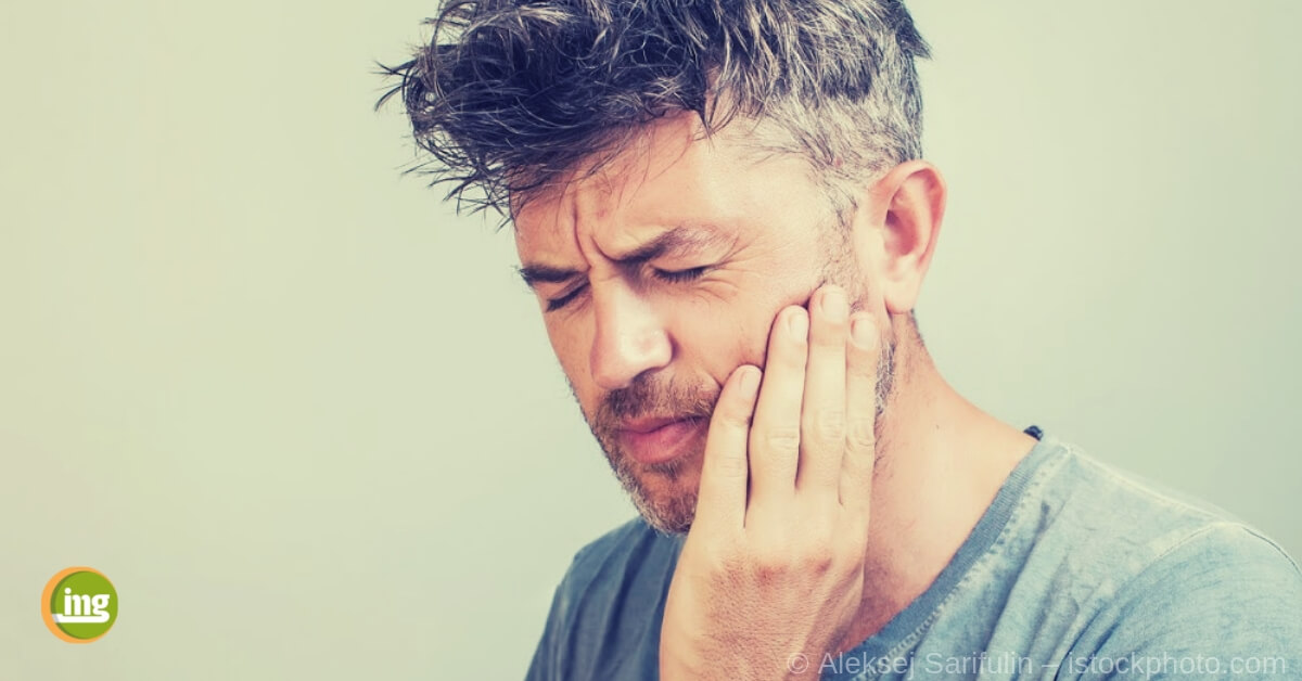Mann hält sich die Backe vor Zahnschmerzen, kennt aber nicht die Ursachen. Information Mundgeseundheit klärt auf zum Tag der Zahnschmerzen