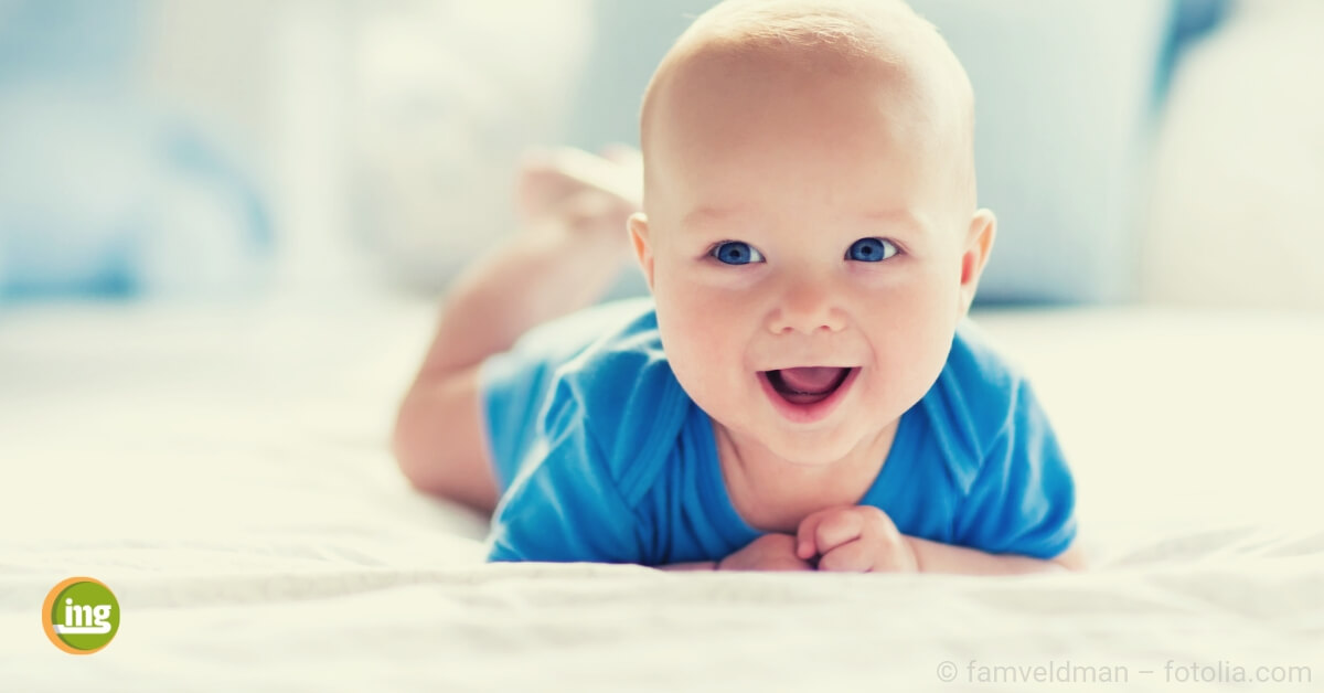 Ein Baby lacht und information Mundgesundheit erklärt: Wann muss das Kind zum ersten mal zum Zahnarzt?