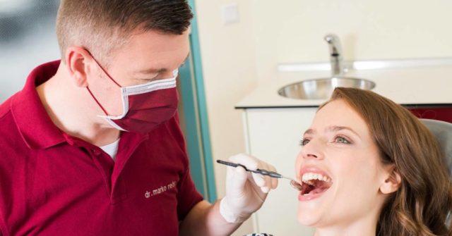Dr. Marko Reiter untersucht Patientin im Rahmen der Diabetessprechstunde in der Zahnarztpraxis in Wirges.