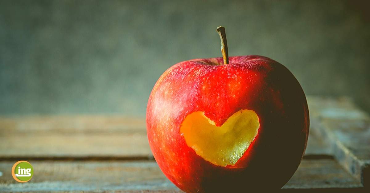 EIn süßer Apfel mit Herz für süße Küsse ohne Mundgeruch am Valentinstag