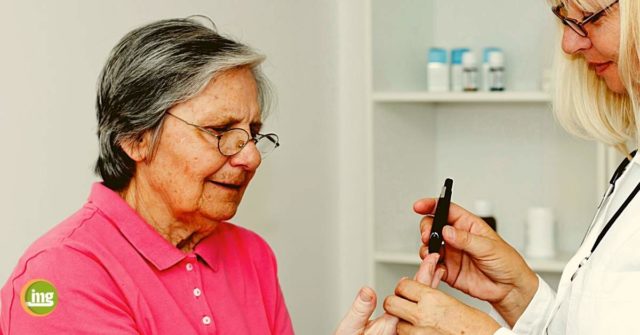 Ältere Patientin bei Ärztin zur Blutzuckermessung. Information Mundgesundheit berichtet über Corona, Diabetes und Parodontitis zum Weltdiabetestag 2020.