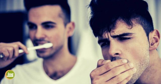 Männer bei der Zahnpflege. Information Mundgesundheit zum Weltmännertag 2020.